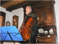 Le violoncelliste Alain MEUNIER en concert dans une ferme à Izergues (commune de Saint-Martin-sous-Vigouroux) en mars 